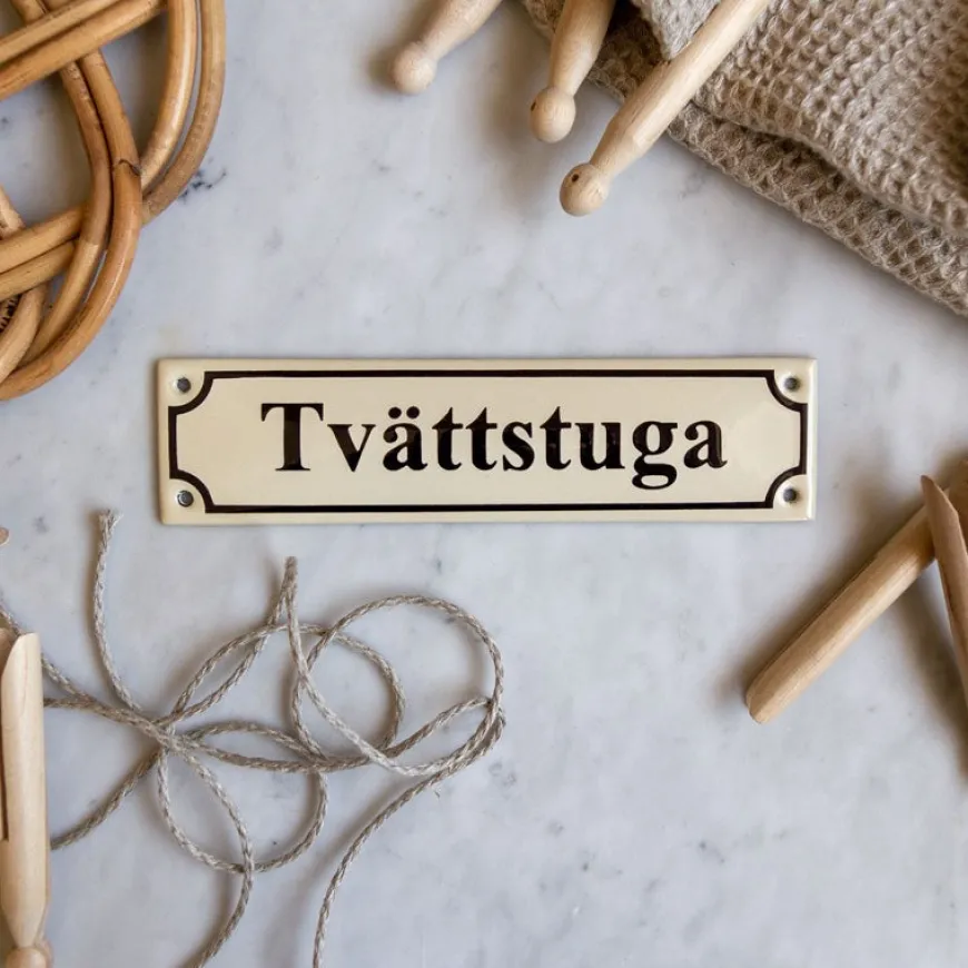 Emaljskylt - Tvättstuga vit/svart