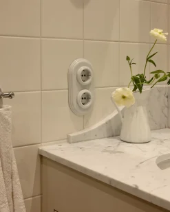 Ram till strömbrytare 2 hål vitt porslin - Fontini infällt