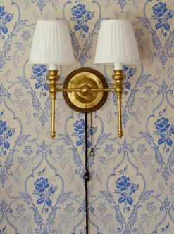 Vägglampa - Wivallius mässing, vit tygskärm