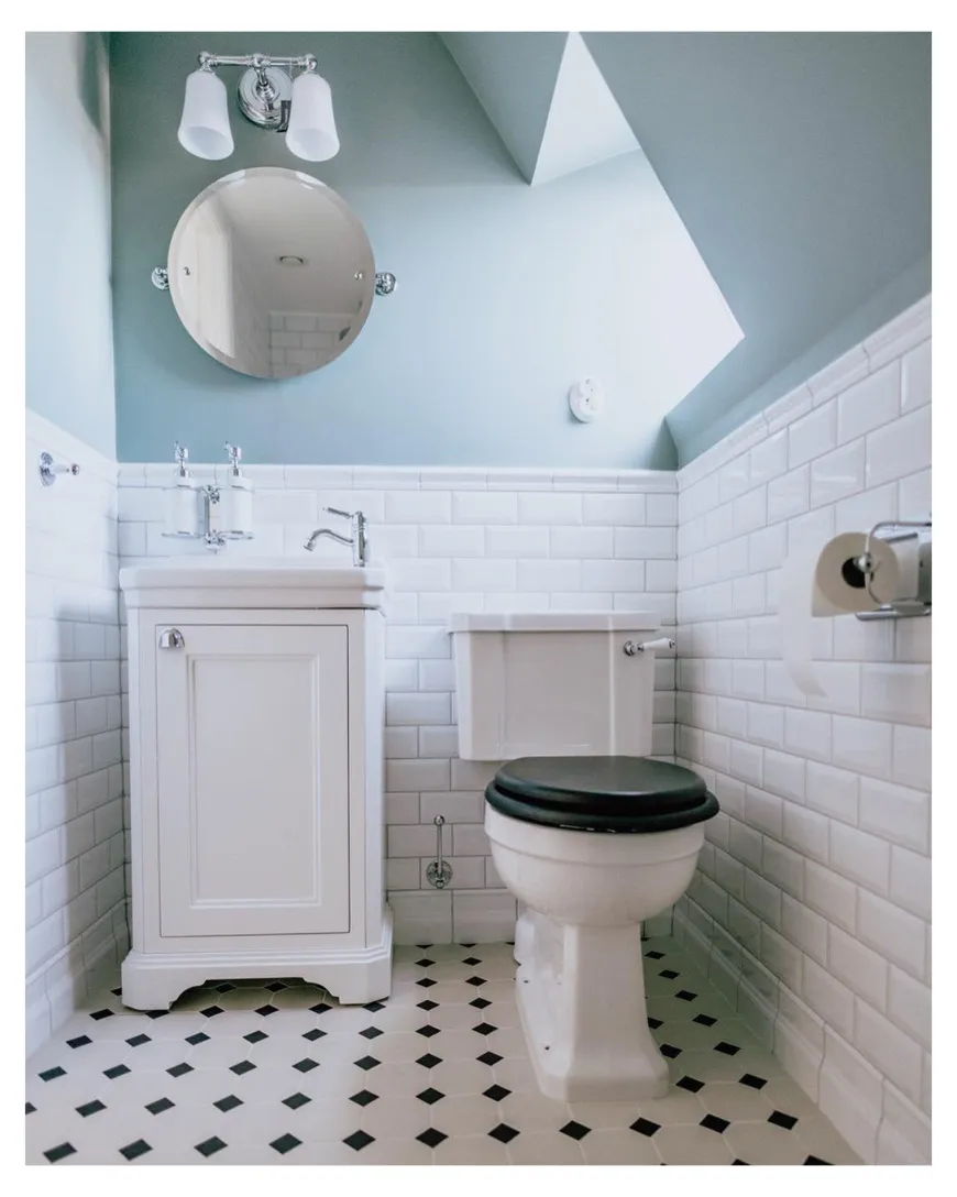 WC - Burlington golvstående toalett, smal cistern & sits, gulddetaljer