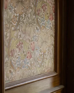 William Morris & Co. Tapet - Golden Lily Espresso