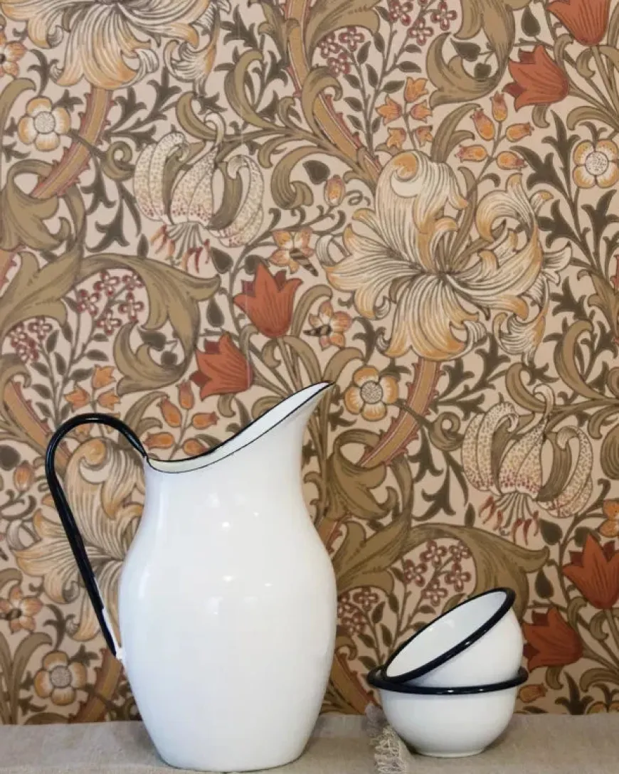 William Morris & Co. Tapet - Golden Lily Fig/Burnt orange